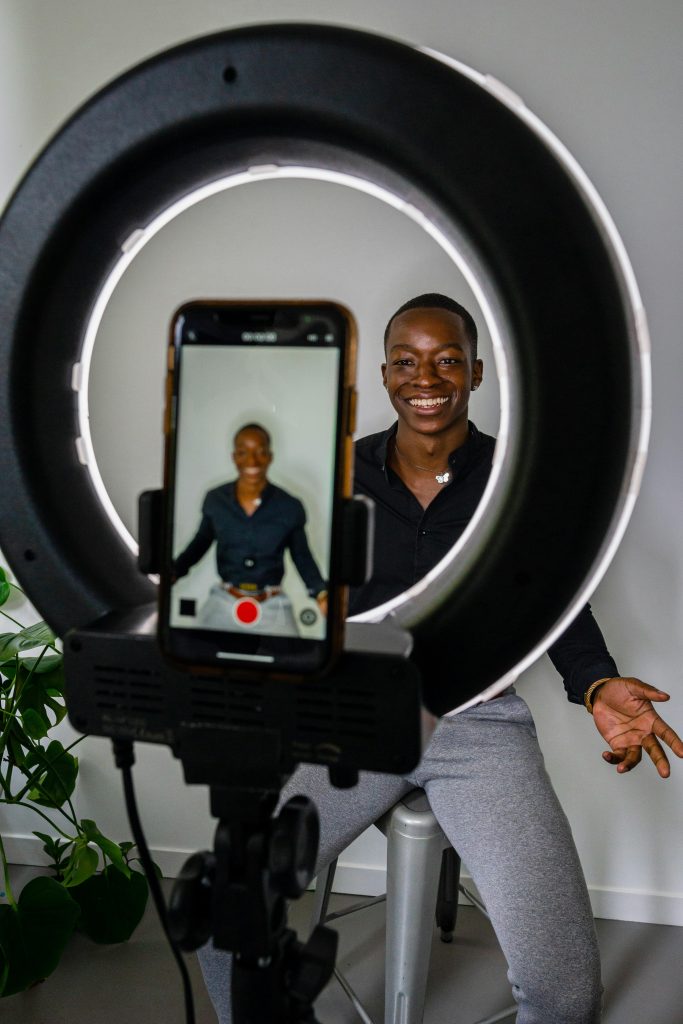 Online Influencer in front of a phone camera