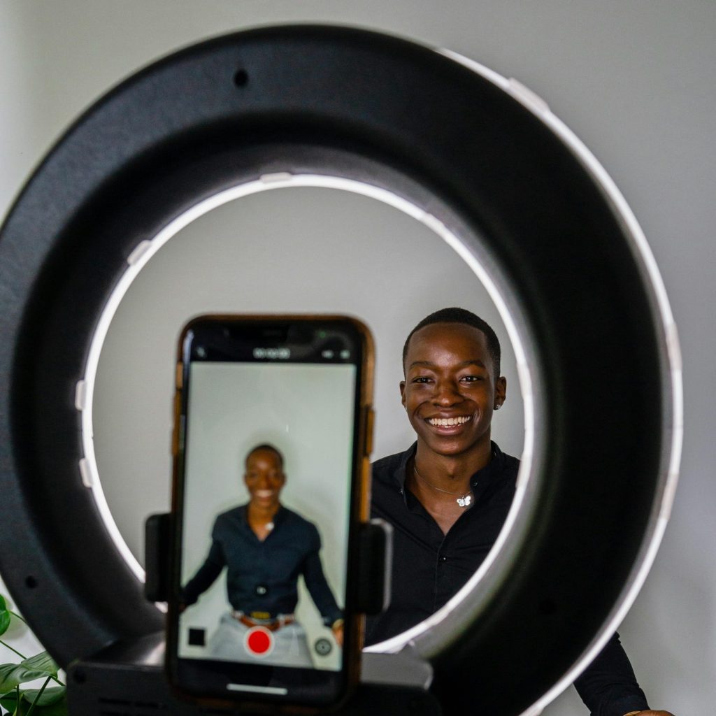 Online Influencer in front of a phone camera